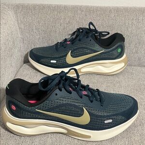 Nike Journey Run NEW Men’s size 9 women’s size 10.5